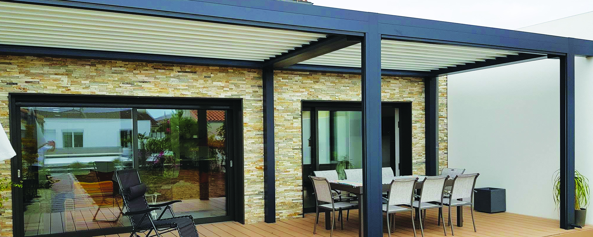 Pergolas Bioclimatique posée par KANCOON en Vendée - spécialiste de la protection solaire : pergolas, stores, terrasses aux Sables d'Olonne et en Vendée